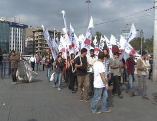 Crowds demonstrate against war with neighbor