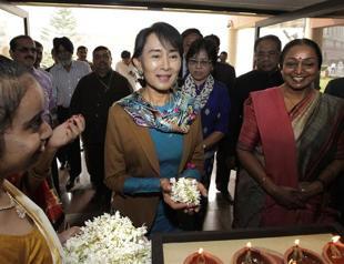 Myanmar amnesties prisoners ahead of Obama visit