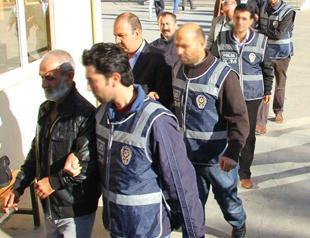 Police detain 33 people in 708 million-lira fraud case