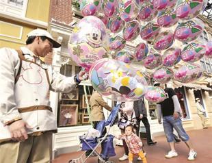 Helium shortage stops sales of Mickey balloon
