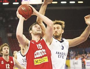 Anadolu Efes plays for ticket to Top 16