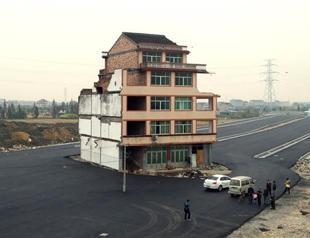 Chinas holdout homeowners stuck in the road