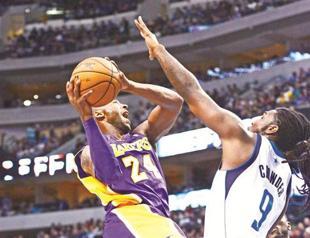LA Lakers start hot, roll past Mavericks with 26 pts
