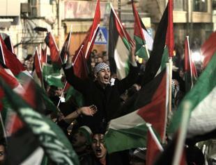 Palestinians welcome Abbas back after UN bid