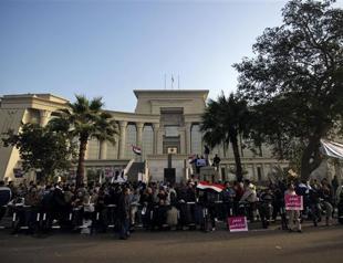 Islamist protesters force Egypt court to halt session