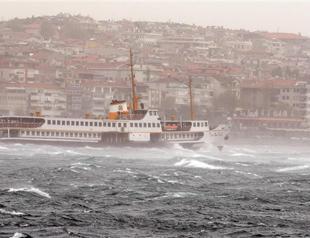 Istanbul overcome by heavy wind