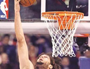 Lopez helps Hornets sting Bucks