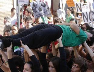 Spanish students protest education cuts