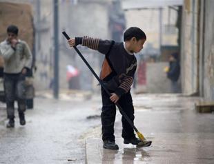 Syrians pick up pieces amid deepening crisis