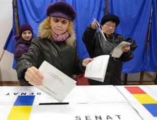 Romanians vote for new parliament, fresh crisis looms