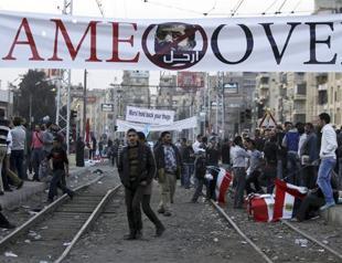 Egypt fighter jets fly low over Cairo amid political crisis