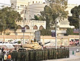 Jets fly over Cairo as Morsi paddles back