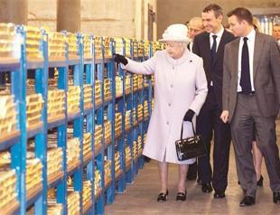 Queen quizzes Central Bank