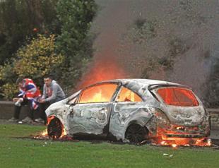 Police attacked amid flag row in Northern Ireland