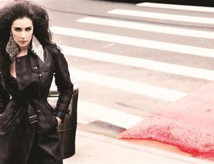 Sıla sings for her fans at İş Sanat