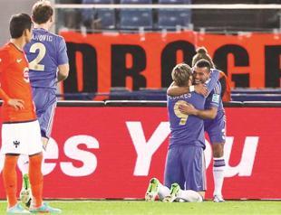 Chelsea routs Monterrey, sets up Corinthians final