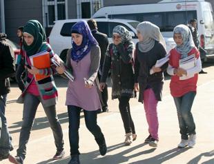 School opens for displaced Syrians at Turkey border