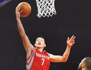 Lin leads Rockets’ rout in return to New York