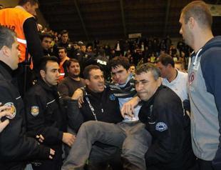 Video depicts Turkish policeman beating fan suffering asthma attack during match