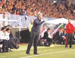 Mou under pressure for Casillas decision