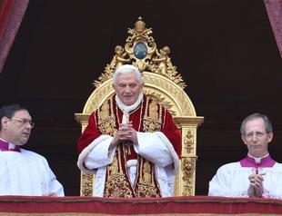 Pope urges end to bloodshed in Syria in Christmas message