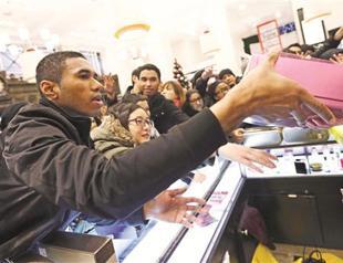 London train strike fails to deter bargain hunters