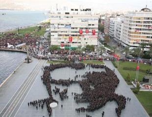 Thousands of Izmir locals gather for giant Ataturk portrait
