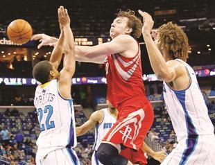 Ömer Aşık scores 14 in Houston win