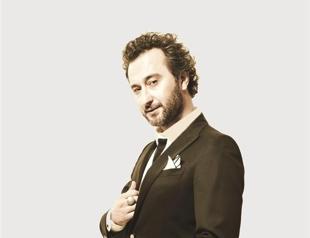 Nev performs in Beyoğlu