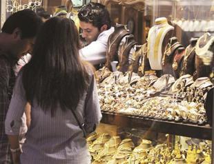 Jewelers clear deck for battle against lenders