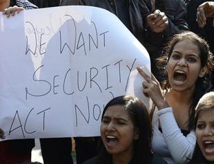 India appeals for calm after gang-rape victim dies