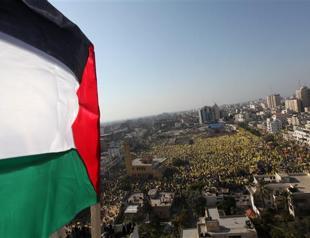 Hamas allows mass Fatah rally in Gaza