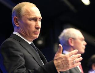 Putin signs helicopter, jet deals with Indian PM