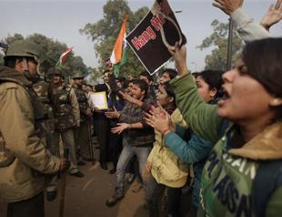 Police shut down roads to stop India rape protests