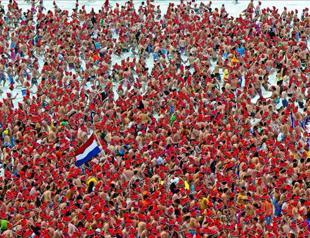 Record 40,000 Dutch in New Year North Sea dip