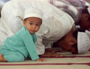 Mosque to distribute tablet PCs to children who pray