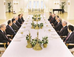 Gül hosts ‘chiefs of powers’ at luncheon