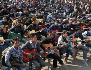 600 Indian guitarists play tribute to gang-rape victim