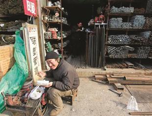 China trade surplus surges despite economic weakness