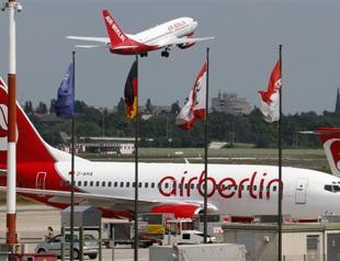 Germanys Air Berlin says will cut 900 jobs