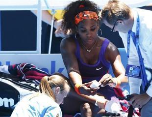 Serena scare as Federer, Murray win in Australia