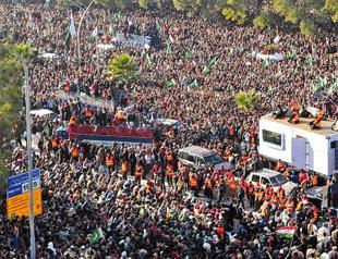 Court’s arrest order for PM fuels Pakistan crisis