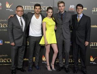 Twilight takes huge bite out of weekend movie sales