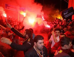 Galatasaray fans welcome Manchester United back to hell