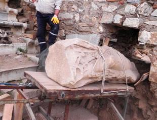 Ancient woman statue revealed in Metropolis