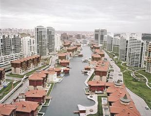 Elipsis hosts Taycan exhibition