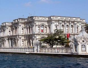 Palaces and mansions lure tourists