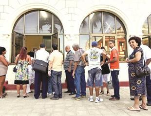 Cubans free to travel abroad without visas