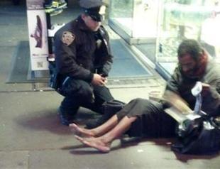 New York policeman photographed giving boots to homeless man without shoes