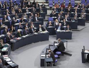 German parliament approves aid for Greece